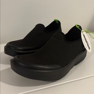 OOFOS OOMG EEZEE woman’s black canvas shoes size 7 BRAND NEW in BOX